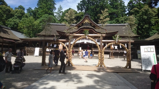 「三輪明神」の拝殿・・・奈良県桜井市