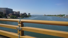 「瀬田唐橋」を渡る、彼方に見えるは琵琶湖に架かる近江大橋