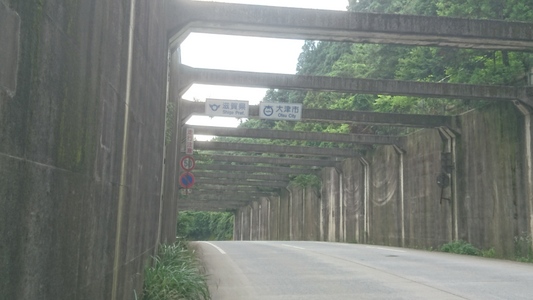 上の標識を見たら、あと数メートルで滋賀県大津市に入るんだ！　来たっ！